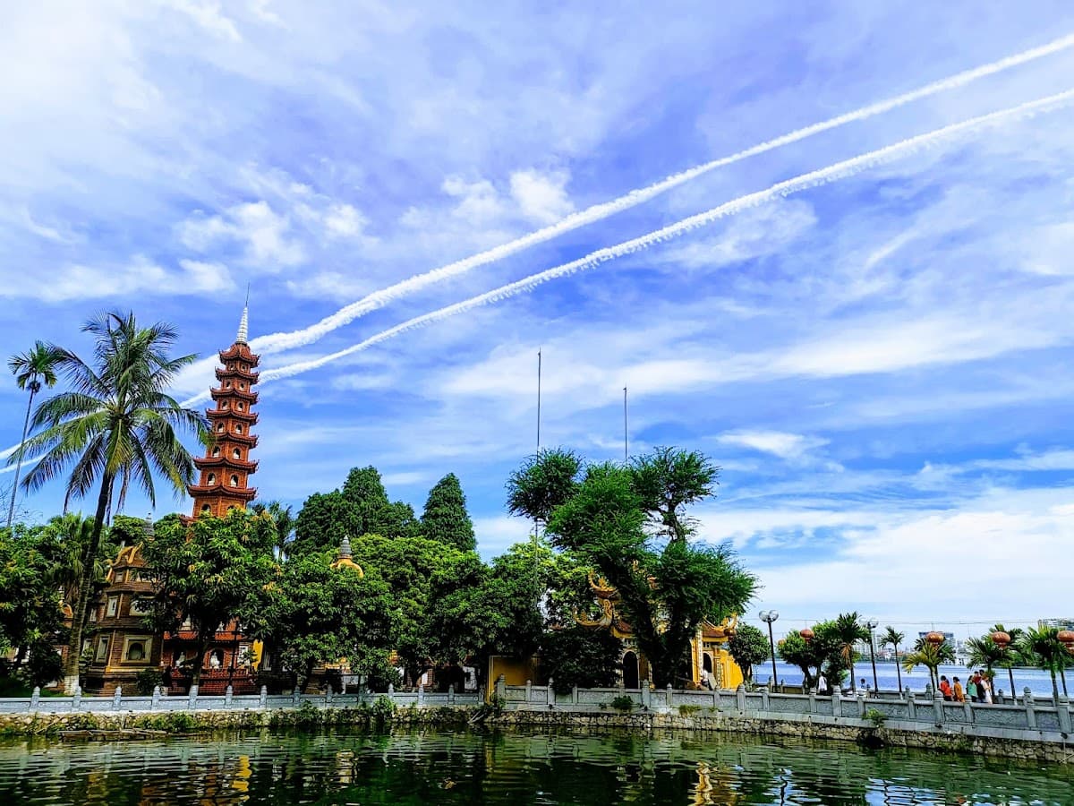 West Lake Bike & Tran Quoc Pagoda