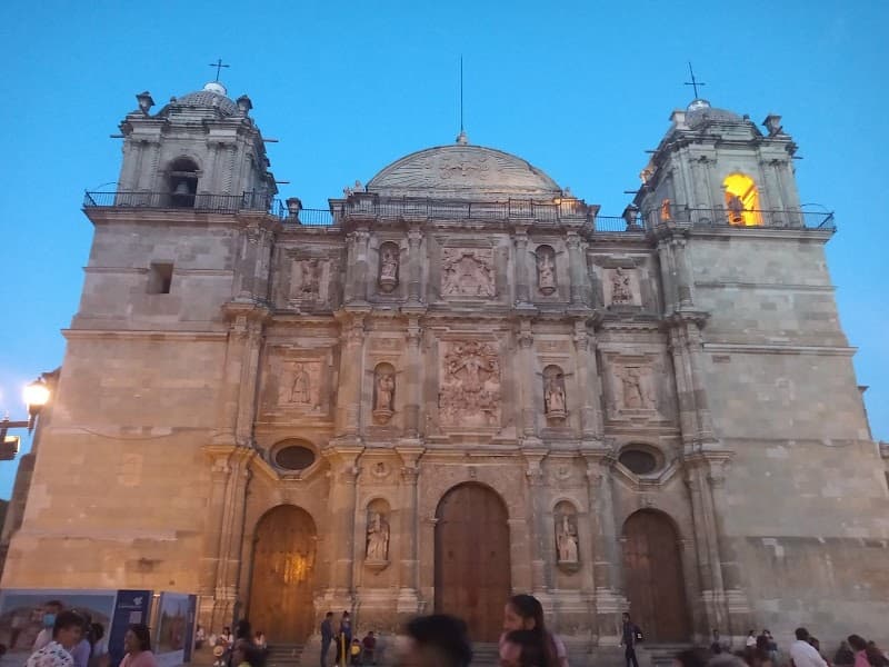 Zócalo & Alameda de León Stroll